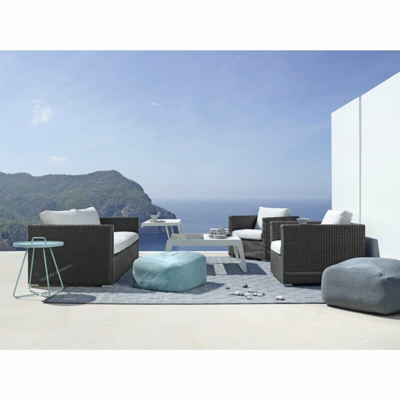 Cane-line Lounge "Chester", Gartenhocker "Divine" und Teppich "I-am"