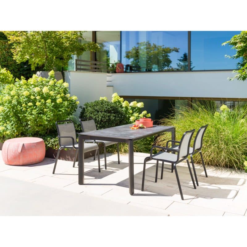 Stern Gartentisch "Penta", Gestell Aluminium schwarz matt, Tischplatte HPL mit Stühlen "Oskar", Gestell Alu schwarz matt, Textilgewebe Leinen grau