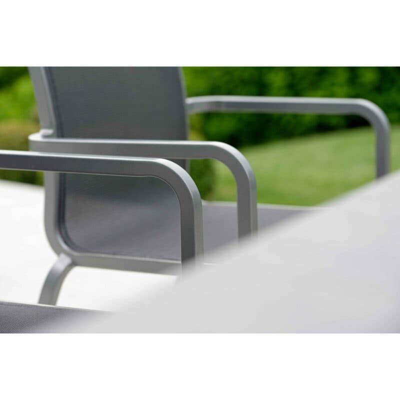 Stern "Oskar" Stapelsessel, Gestell Aluminium graphit, Sitzfläche Textilgewebe silbergrau