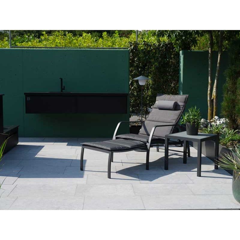 Jati&Kebon "Vedia" Deckchair, Gestell Aluminium eisengrau, Textilgewebe silbergrau mit Auflage und Beistelltisch "Nova"