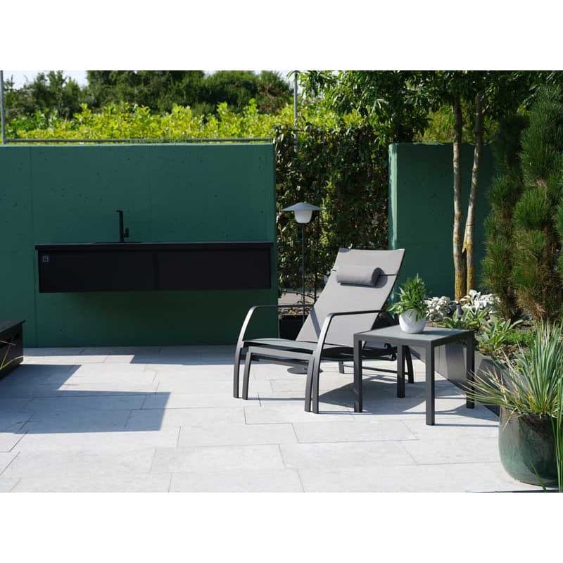 Jati&Kebon "Vedia" Deckchair, Gestell Aluminium eisengrau, Textilgewebe silbergrau mit Beistelltisch "Nova"