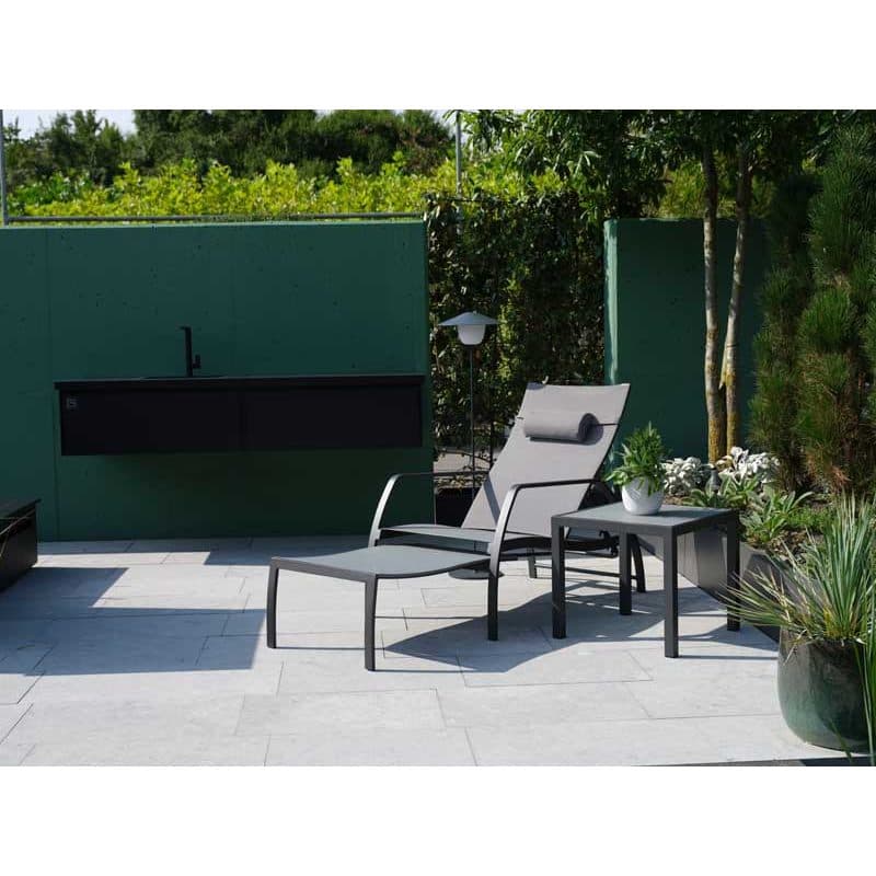 Jati&Kebon "Vedia" Deckchair, Gestell Aluminium eisengrau, Textilgewebe silbergrau mit Beistelltisch "Nova"