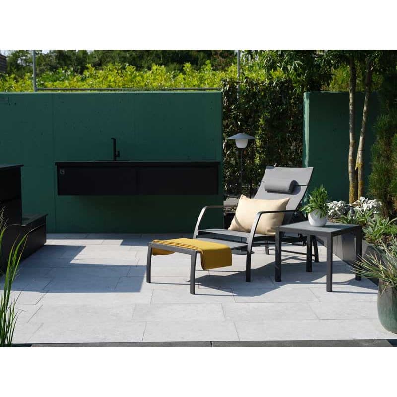 Jati&Kebon "Vedia" Deckchair, Gestell Aluminium eisengrau, Textilgewebe silbergrau mit Beistelltisch "Nova"