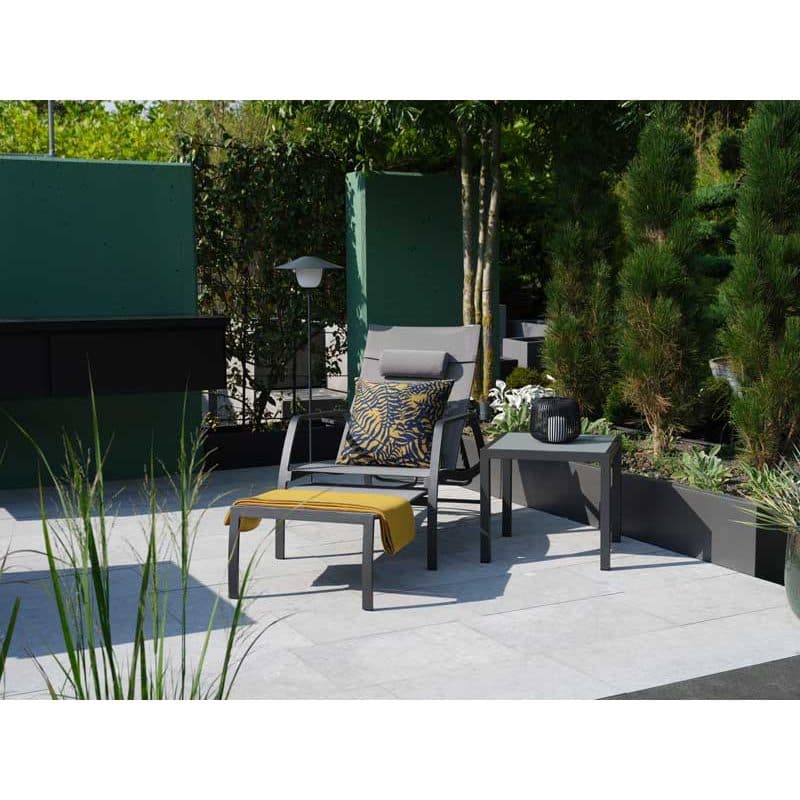 Jati&Kebon "Vedia" Deckchair, Gestell Aluminium eisengrau, Textilgewebe silbergrau mit Beistelltisch "Nova"