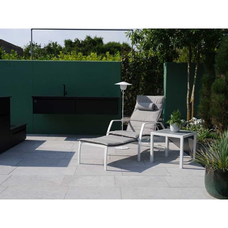 Jati&Kebon "Vedia" Deckchair, Gestell Aluminium weiß, Textilgewebe hellgrau mit Auflage und Beistelltisch "Nova"