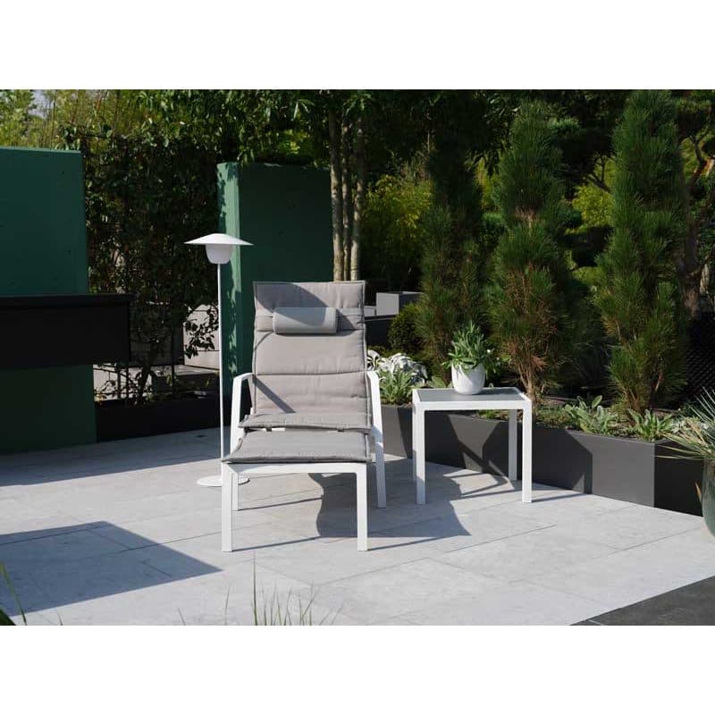 Jati&Kebon "Vedia" Deckchair, Gestell Aluminium weiß, Textilgewebe hellgrau mit Auflage und Beistelltisch "Nova"