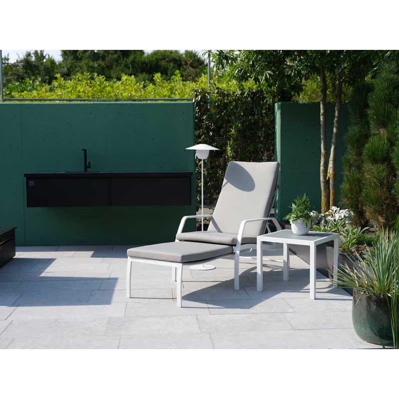 Jati&Kebon "Vedia" Deckchair, Gestell Aluminium weiß, Textilgewebe hellgrau mit Komfort-Auflage und Beistelltisch "Nova"