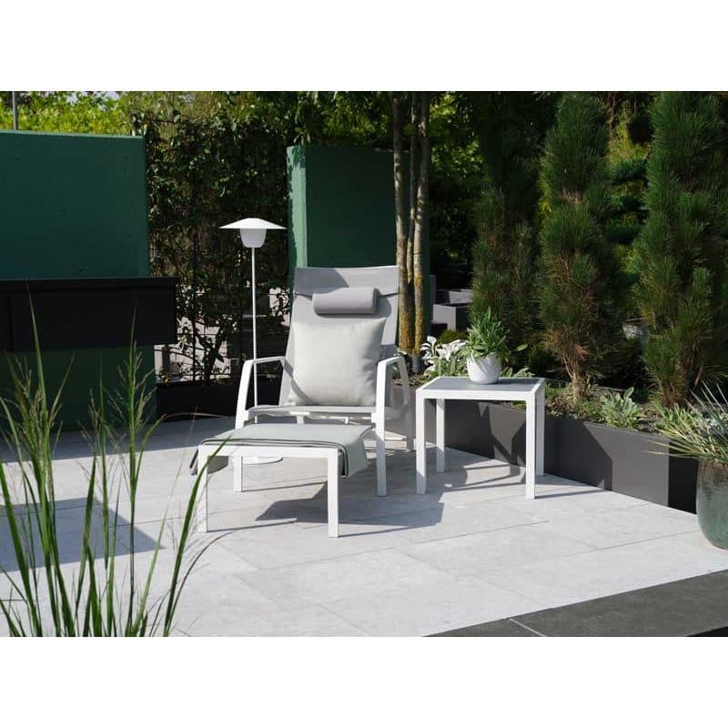Jati&Kebon "Vedia" Deckchair, Gestell Aluminium weiß, Textilgewebe hellgrau mit Beistelltisch "Nova"