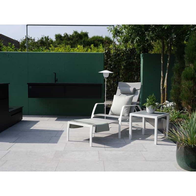 Jati&Kebon "Vedia" Deckchair, Gestell Aluminium weiß, Textilgewebe hellgrau mit Beistelltisch "Nova"