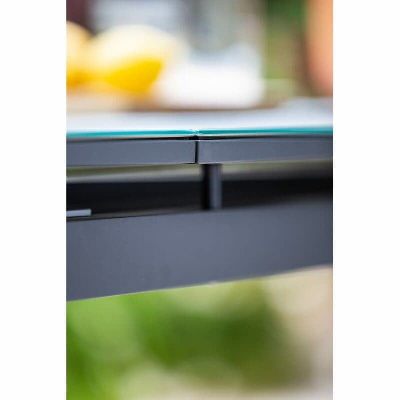 Niehoff "Nancy" Ausziehtisch, Gestell Aluminium, Tischplatte Glasauflage hellgrau, Detail Tischplatte