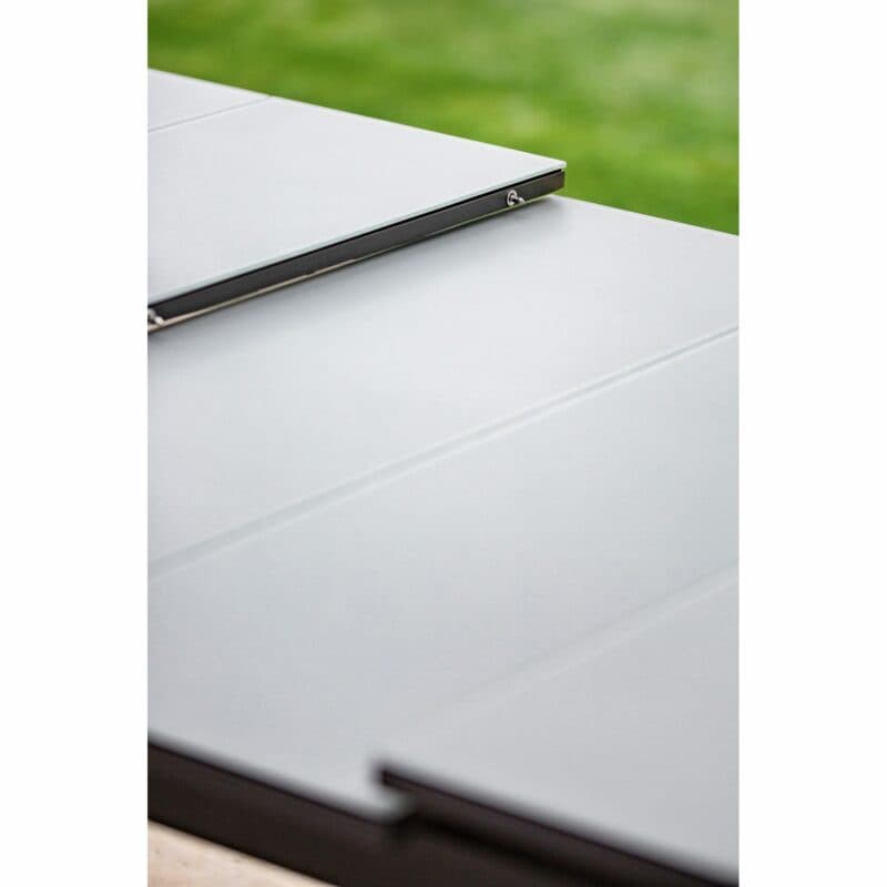 Niehoff "Nancy" Ausziehtisch, Gestell Aluminium, Tischplatte Glasauflage hellgrau, Detail Tischplatte