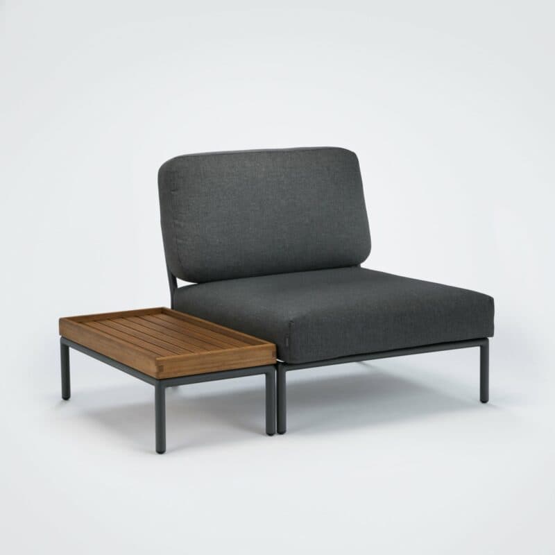 Houe "Level" Loungesessel und Beistelltisch, Gestell Aluminium, Textilgewebe grau, Tischplatte Bambus