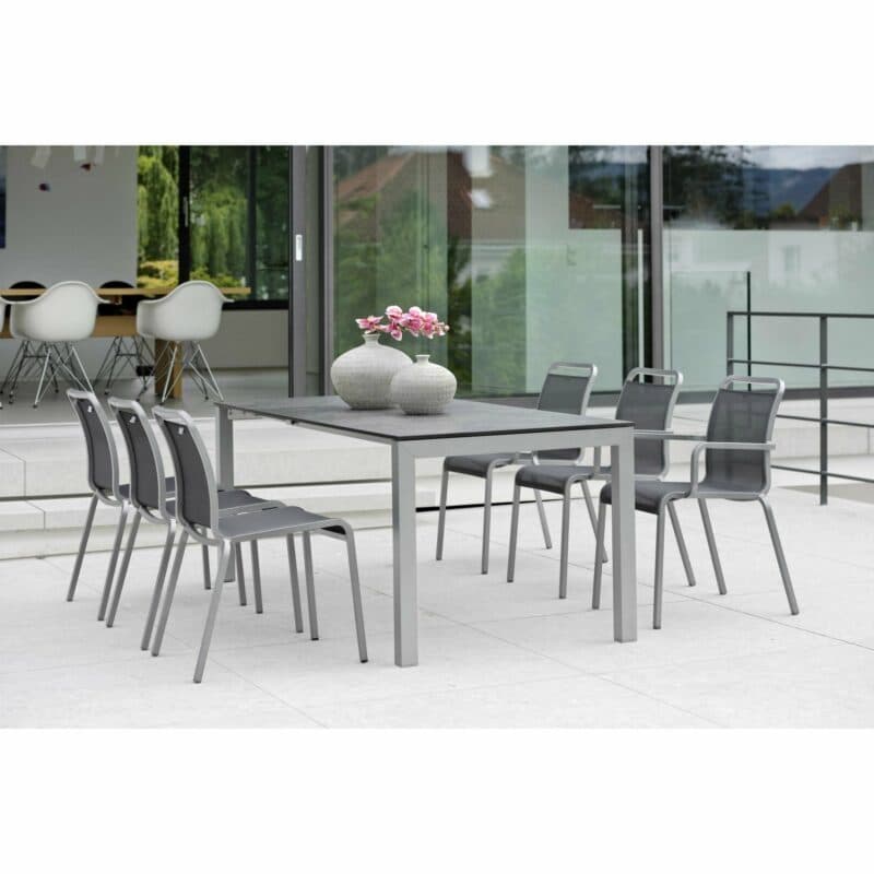 Stern "Oskar" Stapelstuhl und Stapelsessel, Gestell Aluminium graphit, Textilgewebe silbergrau mit Stern Ausziehtisch "Select", Gestell Aluminium graphit, Tischplatte HPL Vintage grau