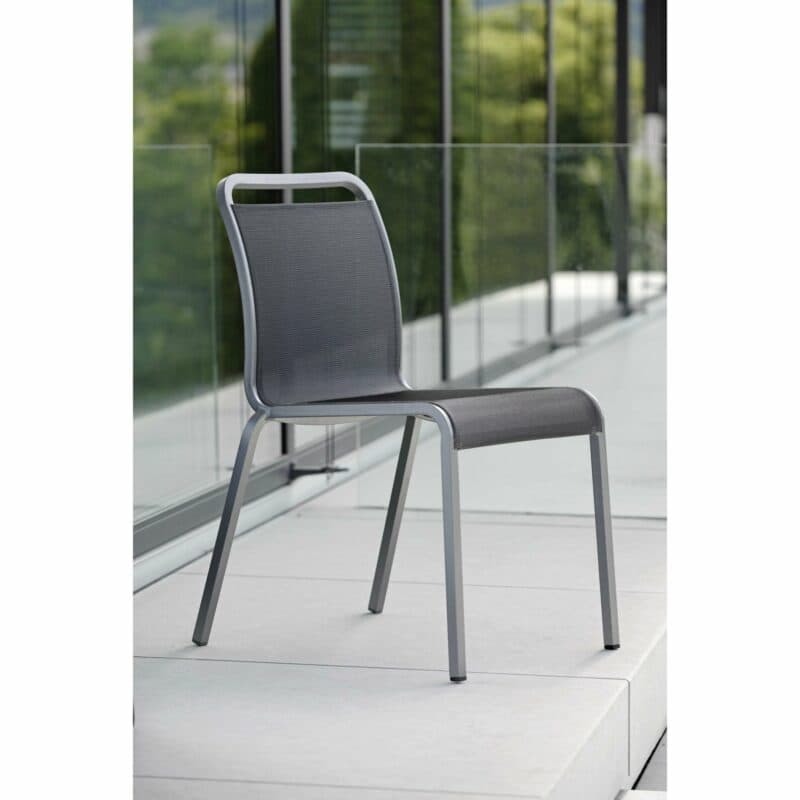 Stern "Oskar" Stapelstuhl, Gestell Aluminium graphit, Textilgewebe silbergrau