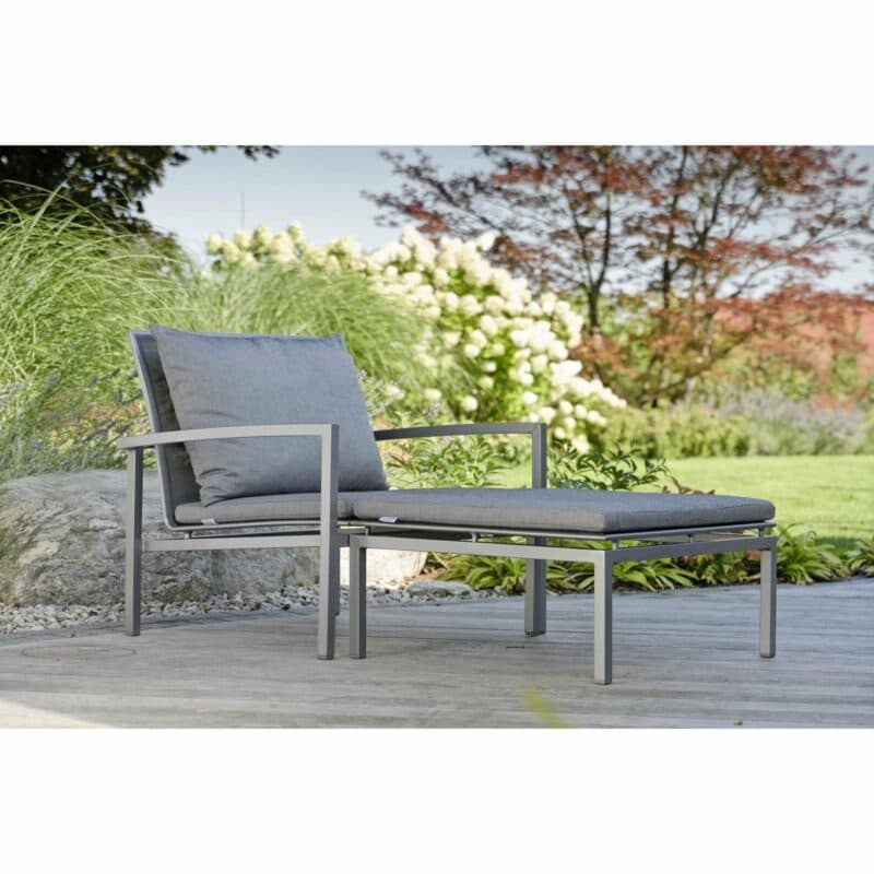 Stern "Skelby" Loungesessel und -hocker, Gestell Aluminium graphit, Textilenbezug silbergrau, hier mit Kissen schiefergrau