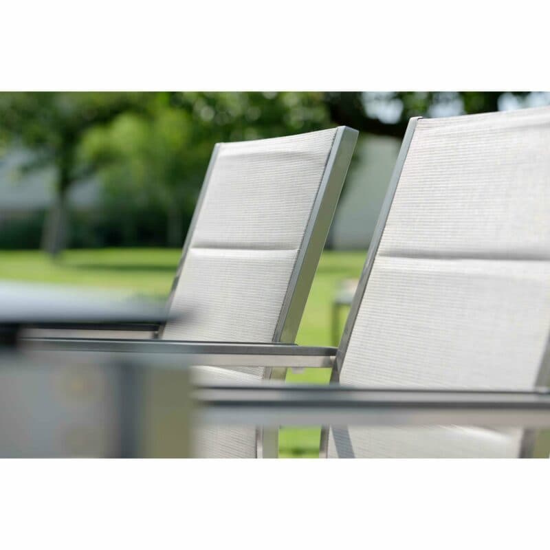 Stern Stapelsessel "Cardiff", Gestell Edelstahl, Textilgewebe silber gepolstert, Armlehnen Aluminium anthrazit