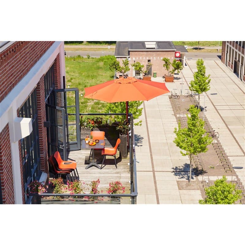 Hartman "Sophie Element" Dining Chair, Gestell Aluminium carbon black, Sitzschale vulcano red und "Sophie Pro" DIning Chair, gestapelt und "Sophie" Bistrotisch