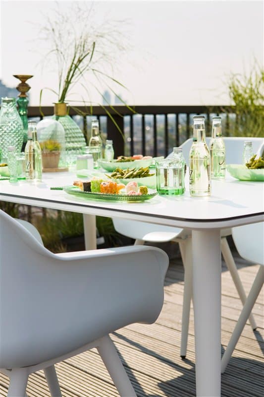 Hartman "Sophie Studio" Armchair, Gestell Aluminium royal white, Sitzschale royal white mit "Sophie Studio" Gartentisch, Gestell Aluminium royal white, HPL-Platte