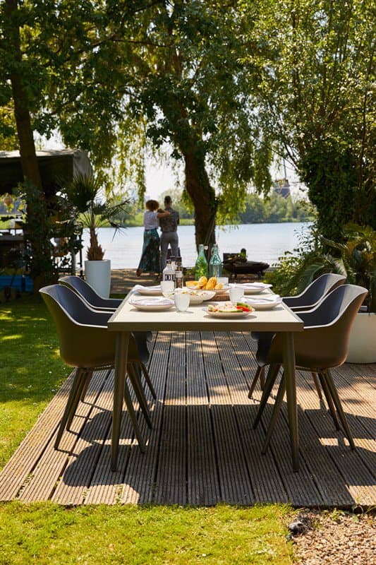 Hartman "Sophie Studio" Armchair, Gestell Aluminium xerix, Sitzschale xerix mit "Constantine" Gartentisch, Gestell Aluminium xerix, Tischplatte in Steinoptik