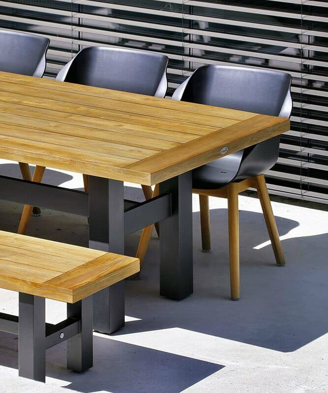 Hartman "Sophie Studio" Armchair, Gestell Teakholz, Sitzschale Kunststoff carbon black mit "Sophie Yasmani" Gartentisch und Gartenbank