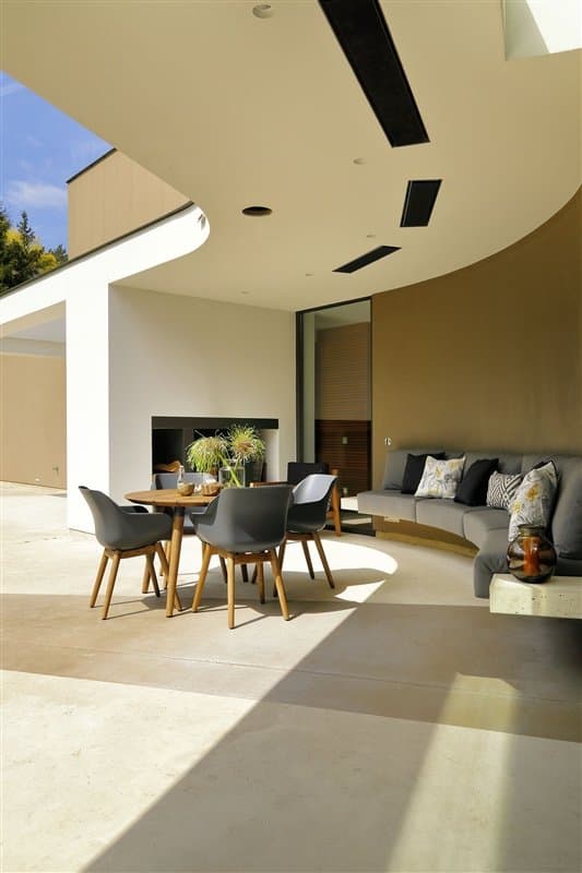 Hartman "Sophie Studio" Armchair, Teakholzgestell, Sitzschale xerix mit "Sophie Studio" Teakholztisch, 120cm Durchmesser