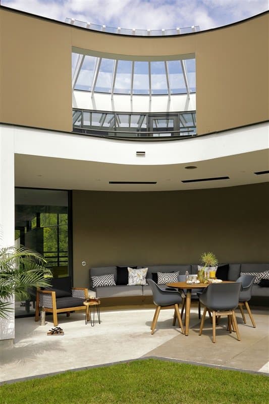 Hartman "Sophie Studio" Armchair, Teakholzgestell, Sitzschale xerix mit "Sophie Studio" Teakholztisch, 120cm Durchmesser