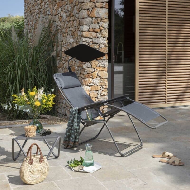 Lafuma "Futura" Relaxsessel, Gestell Stahl titane, Sitzfläche Batyline® Duo obsidian plus Sonnenschutz "Ombrelle" - © LAFUMA MOBILIER - Pierrick Verny