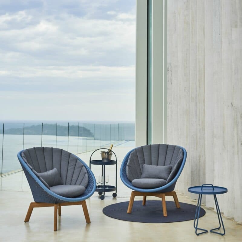 Cane-line Loungesessel "Peacock", Beistelltisch "On-the-move", Servierwagen "Roll" und Outdoor-Teppich "Infinity" rund, blau