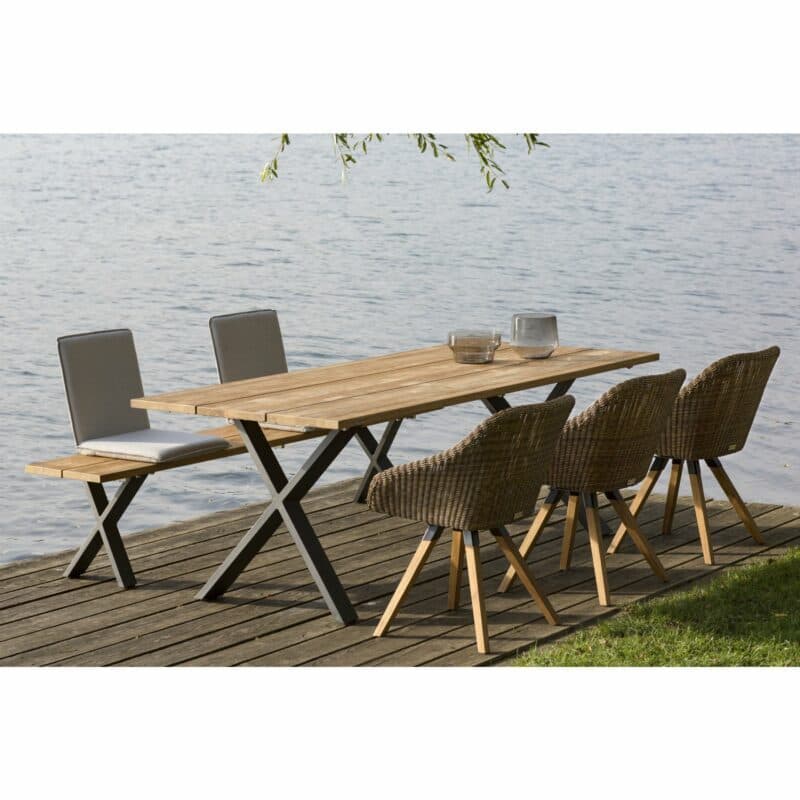 Niehoff "Novara" Tisch und Bank, beide mit Aluminium-Gestell in anthrazit und Teakholz-Sitzfläche grob gebuerstet, mit Sitzschalen "Nette" grau und Schalenstuhl "Nizza" Geflecht Viro red pine