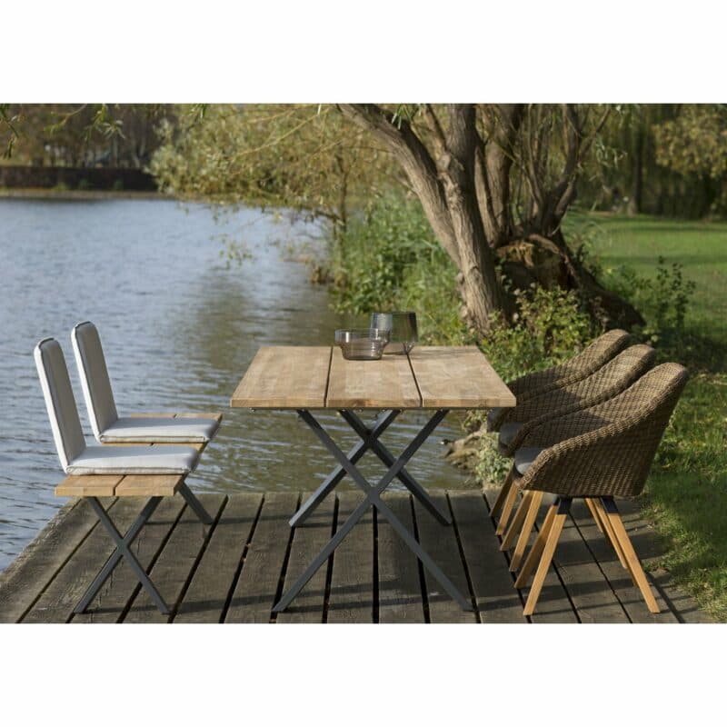 Niehoff "Novara" Tisch und Bank, beide mit Aluminium-Gestell in anthrazit und Teakholz-Sitzfläche grob gebuerstet, mit Sitzschalen "Nette" grau und Schalenstuhl "Nizza" Geflecht Viro red pine