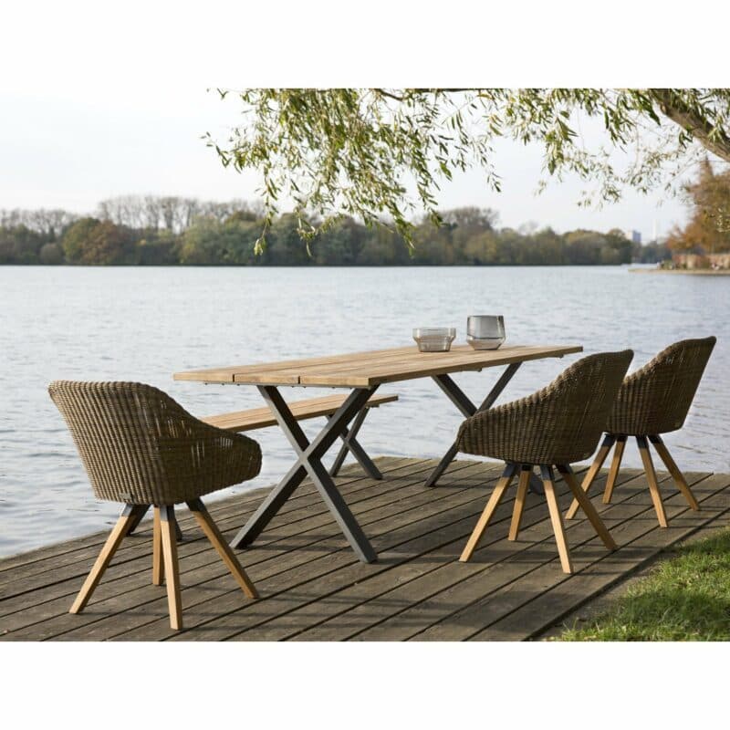 Niehoff "Novara" Tisch und Bank, beide mit Aluminium-Gestell in anthrazit und Teakholz-Sitzfläche grob gebuerstet, Schalenstuhl "Nizza" Geflecht Viro red pine