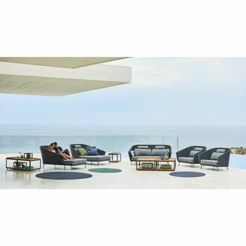 Cane-line "Mega" Loungesofa, Loungesessel und Daybed, "Level" Loungetisch und Outdoor-Teppich "Infinity"