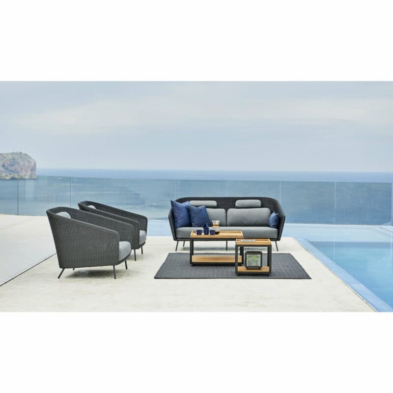 Cane-line "Mega" Loungesofa und Loungesessel, "Level" Loungetisch und "Lines" Outdoor-Teppich