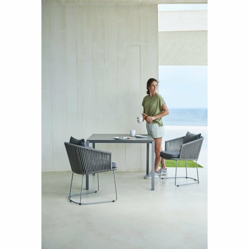 Cane-line Gartenstuhl "Moments" und Gartentisch "Pure"