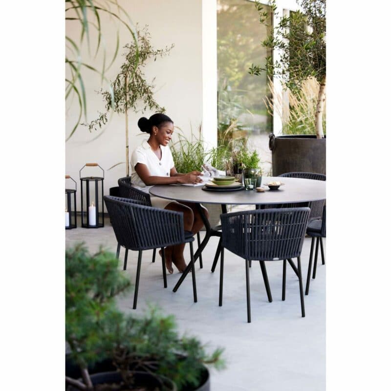 Cane-line Stapelstuhl "Moments", Rope dunkelgrau mit Tisch "Joy"