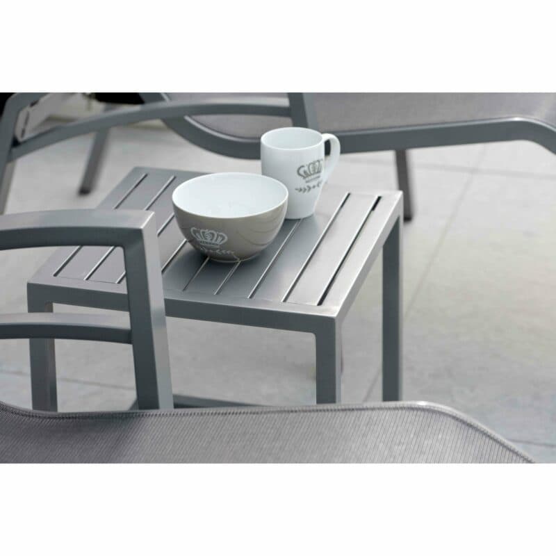 Stern "Robin" Beistelltisch, Gestell und Tischplatte aus Aluminium graphit