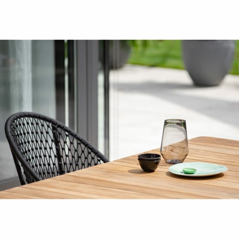 Niehoff "Luna" Gartentisch, Gestell Aluminium anthrazit, Tischplatte Teakholz-Lamellen, mit Gartenstuhl "Kuta"