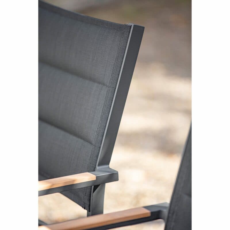 Niehoff "Nantes" Gartenstuhl, Gestell Aluminium anthrazit, Sitz- und Rückenfläche Batyline®-Textilgewebe schwarz, Armlehnen mit Teakholz-Einlage, Detail