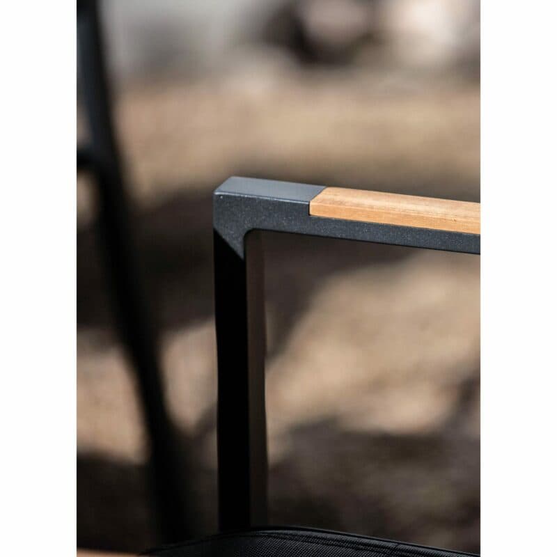 Niehoff "Nantes" Gartenstuhl, Gestell Aluminium anthrazit, Sitz- und Rückenfläche Batyline®-Textilgewebe schwarz, Armlehnen mit Teakholz-Einlage, Detail