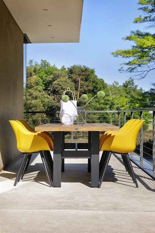 Hartman "Sophie Studio" Organic Chair, Gestell Aluminium carbon black, Sitzschale curry yellow mit "Sophie Yasmani" Gartentisch, Gestell carbon black, Teakplatte