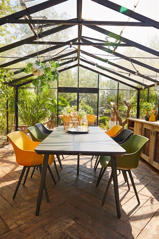 Hartman "Sophie Studio" Organic Chair, Gestell Aluminium carbon black, Sitzschale carbon black, moss green, curry yellow und "Sophie Studio" Gartentisch, Gestell Aluminium carbon black, HPL-Platte