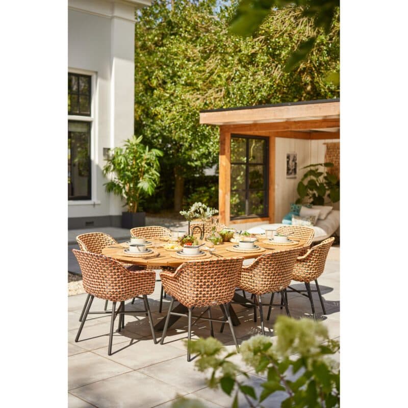 Hartman "Delphine" Gartenstuhl, Gestell Aluminium carbon black, Sitzfläche Coral red, mit Gartentisch "Stephanie"