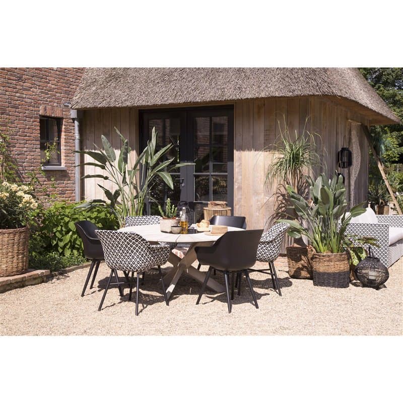 Hartman "Provence" Gartentisch, Teakholz mit "Delphine" Gartenstuhl, Geflecht schwarz-weiß und "Sophie Studio" Armchair, carbon black