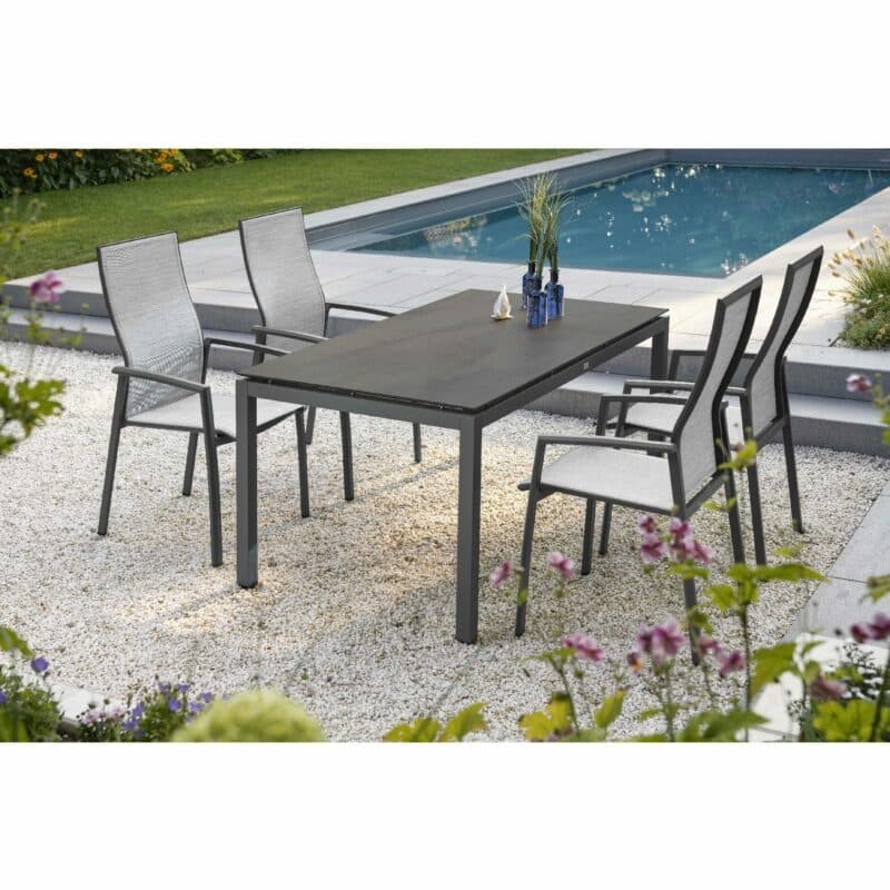 Stern Gartenmöbel-Set mit "Kari" Stapelsessel hoch & Gartentisch, Gestelle Alu anthrazit, Sitzfläche Textilgewebe silber, Tischplatte HPL