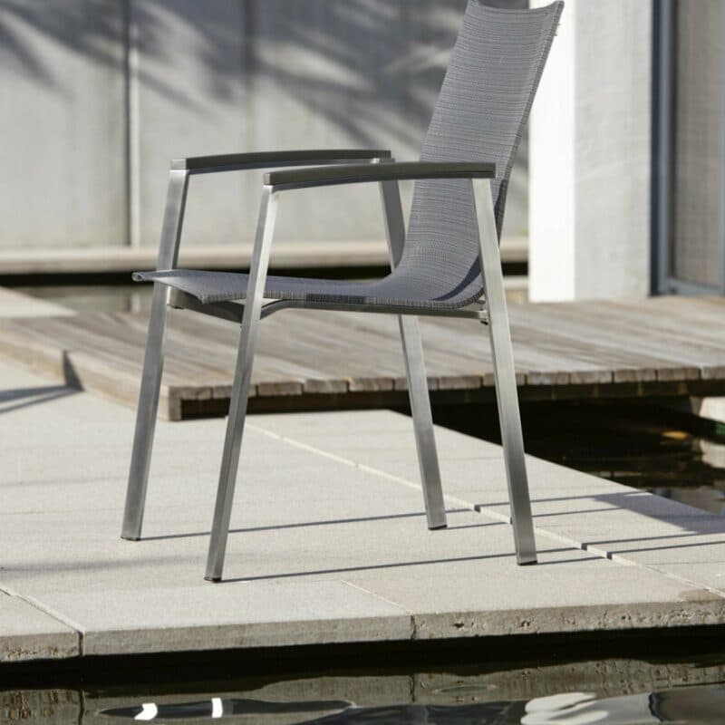 Stern Stapelsessel "New Top", Gestell Edelstahl, Textilen karbon, Armlehnen Aluminium anthrazit