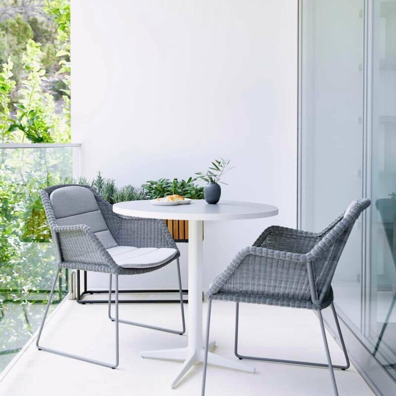 Cane-line "Breeze" Gartenstuhl, Geflecht hellgrau mit Bistrotisch "Drop", Aluminium weiß, Keramikplatte