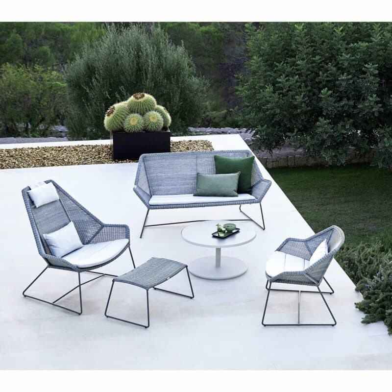 Cane-line "Breeze" Loungesofa, Loungesessel und Highback Sessel mit Hocker, Polyrattan hellgrau