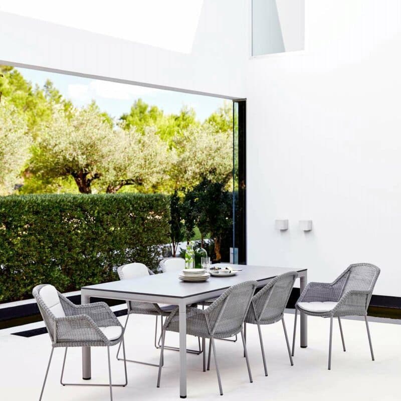 Cane-line "Breeze" Stapelstuhl und Gartenstuhl, Geflecht hellgrau mit Gartentisch "Drop"
