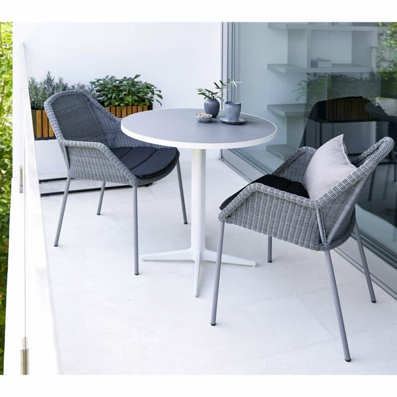 Cane-line "Breeze" Stapelstuhl, Geflecht hellgrau mit Bistrotisch "Drop", Aluminium weiß, Keramikplatte