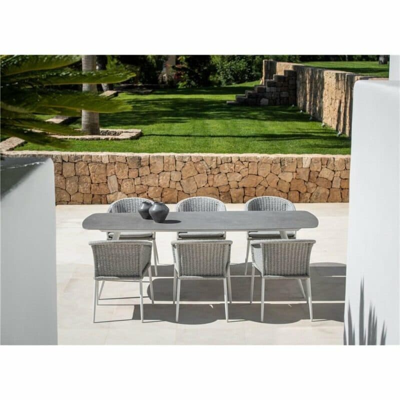 Jati&Kebon "Fortuna" Dining-Sessel, Gestell Aluminium weiß, Rope press weaving hellgrau melange, Kissen Natté Grey Chiné mit Tisch "Amazone"